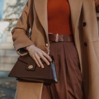 Carteras y cinturones son parte de la industria de cuero de Fatto