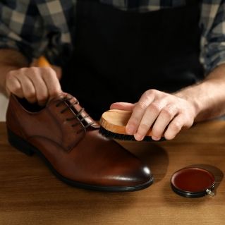 Hombre revisando su artículo de cuero de la industria ecuatoriana