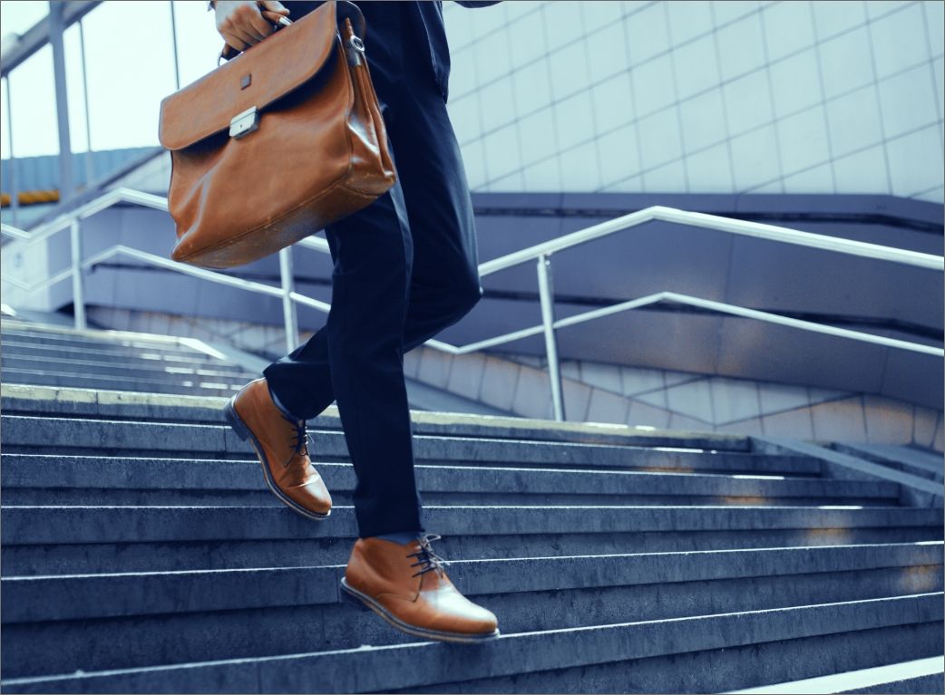 Hombre revisando y actualizando sus datos en su cuenta Fatto 