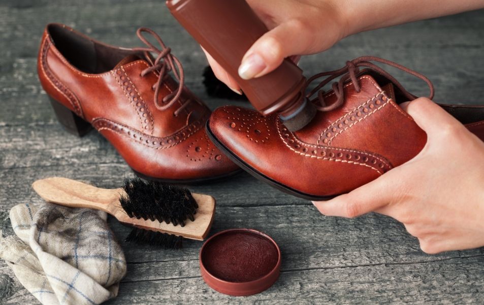 Hombre aplicando técnicas para el cuidado de sus zapatos de cuero Hombre aplicando técnicas para el cuidado de sus zapatos de cuero